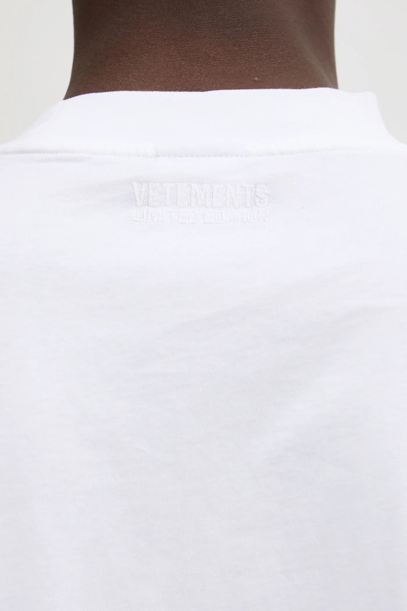 Хлопковая футболка VETEMENTS U Might Know Me Cropped Boxy UA66TR760W