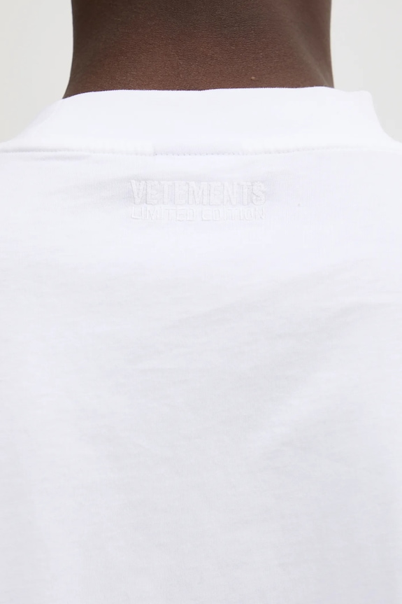 Хлопковая футболка VETEMENTS U Might Know Me Cropped Boxy UA66TR760W