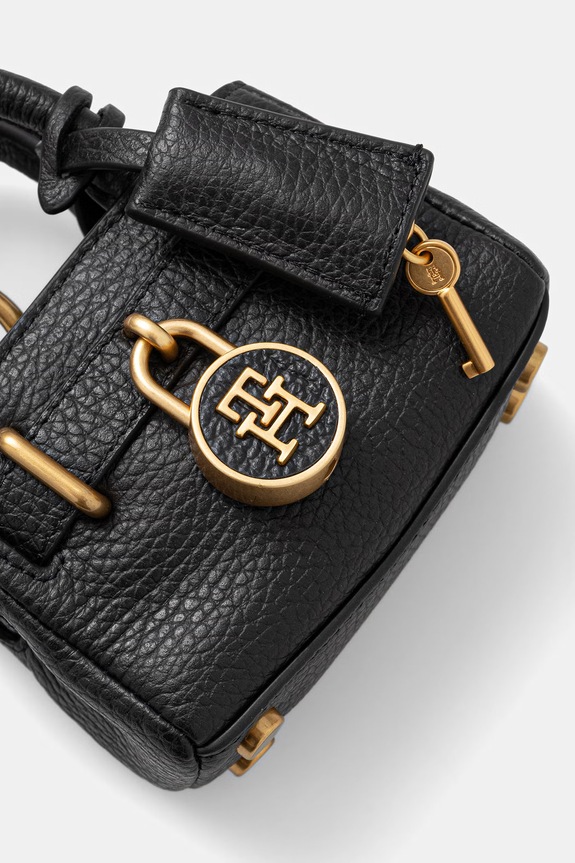 Tommy Hilfiger privjesak za žene kožni AW0AW18302 crna SS26