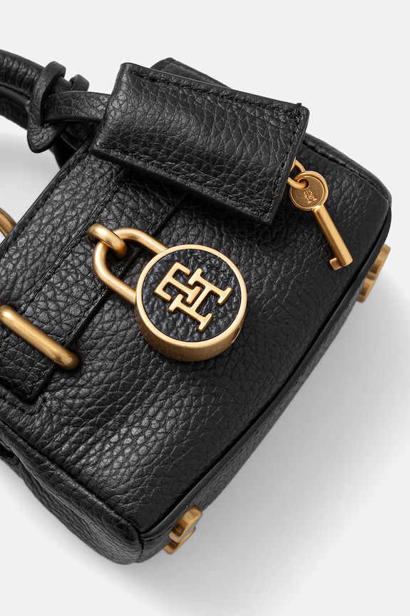 Tommy Hilfiger privjesak za žene kožni AW0AW18302 crna SS26