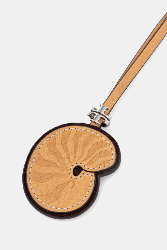 Кожаный брелок Tory Burch Snail Shell 181675 бежевый SS26
