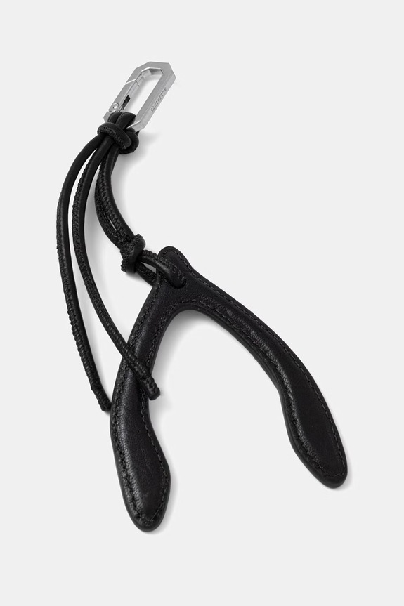 Kožni privjesak AllSaints WISHBONE crna W129XE