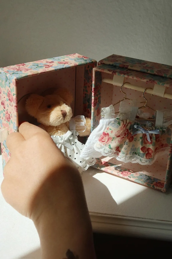 Konges Sløjd przytulanka TINY TEDDY DRESS UP KS105106.PPY2