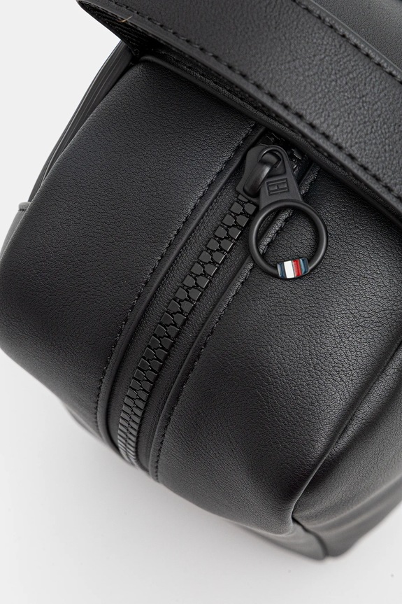 Kozmetična torbica Tommy Hilfiger črna AM0AM13949