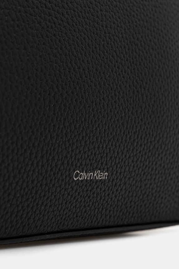 Δερμάτινη τσάντα καλλυντικών Calvin Klein μαύρο LV04D1031G
