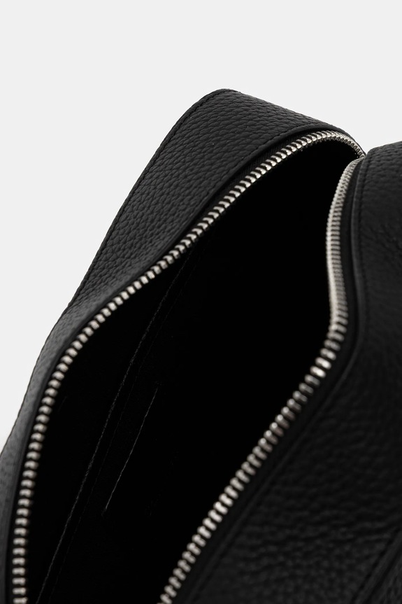 Δερμάτινη τσάντα καλλυντικών Calvin Klein LV04D1031G μαύρο