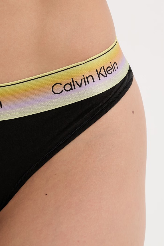 Calvin Klein Underwear tangá dámske s bavlnou čierna LV00QF8875