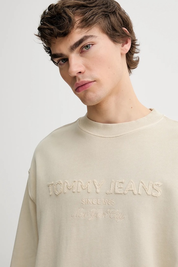 Bombažen pulover Tommy Jeans bež DM0DM22363