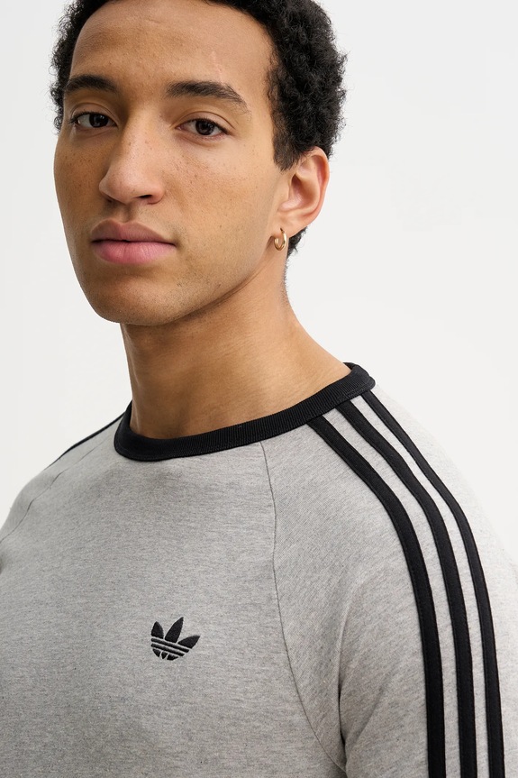 Bombažna majica z dolgimi rokavi adidas Originals siva KE3542