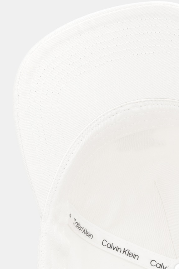 Памучна шапка с козирка Calvin Klein бежов LV04F5044G