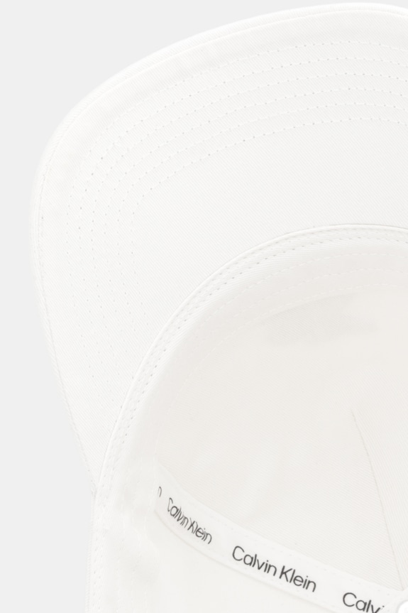 Памучна шапка с козирка Calvin Klein бежов LV04F5044G