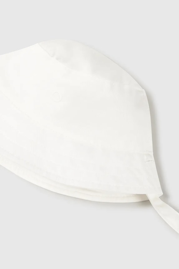 Băieți Mayoral Newborn pălărie reversibilă din bumbac pentru copii 9068.1N.Newborn.PPY2 alb