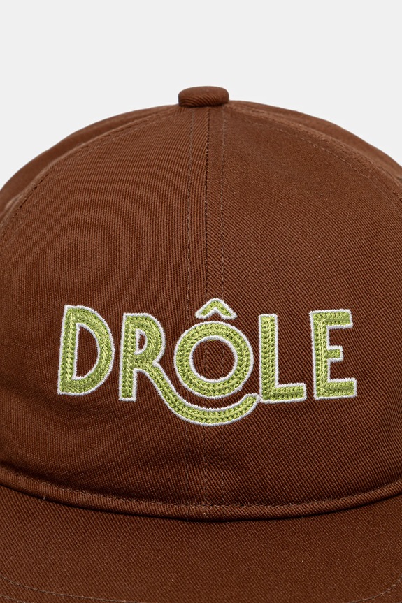 Bavlněná baseballová čepice Drôle de Monsieur Casquette Drôle J.CP196.CO138.CHO hnědá SS26