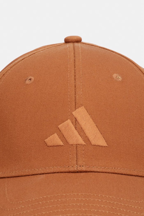 Βαμβακερό καπέλο του μπέιζμπολ adidas KF0409 καφέ SS26