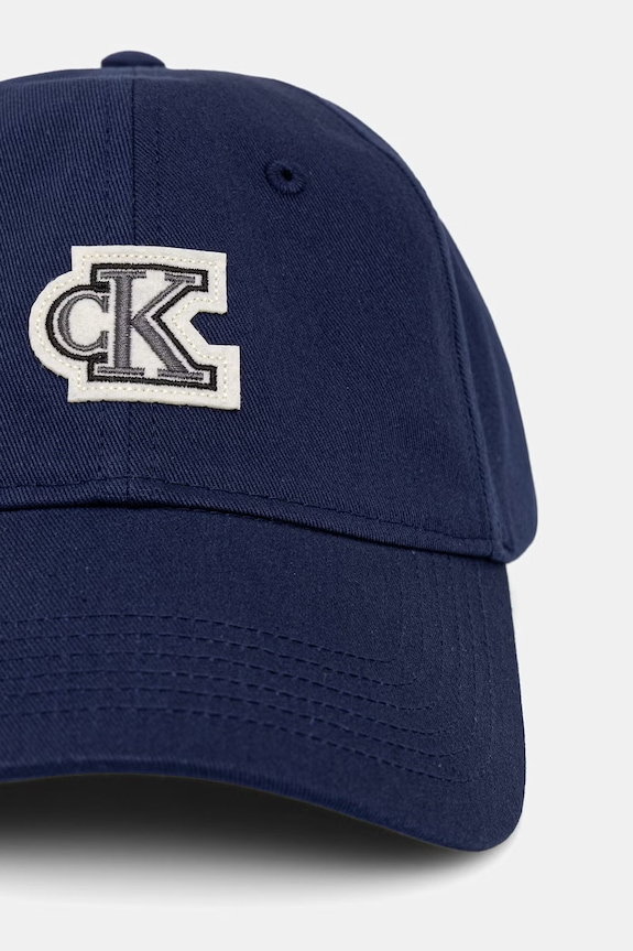 Calvin Klein čiapka so šiltom bavlnená LV04D5083G tmavomodrá SS26