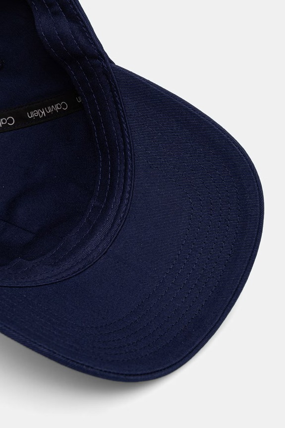 Calvin Klein čiapka so šiltom bavlnená tmavomodrá LV04D5083G