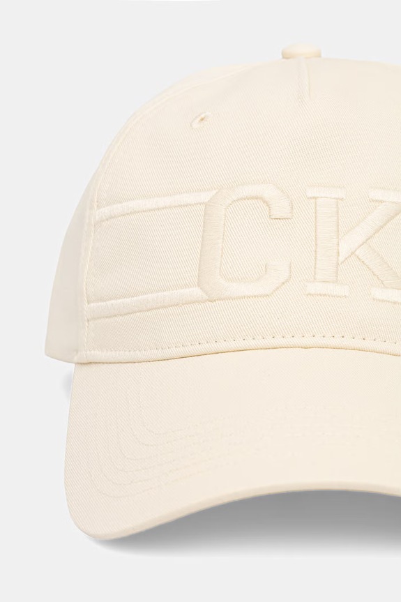 Calvin Klein czapka z daszkiem bawełniana LV04D5084G beżowy SS26