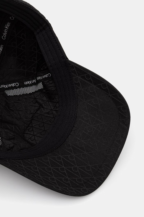 Calvin Klein Čiapka so šiltom čierna LV04D5086G