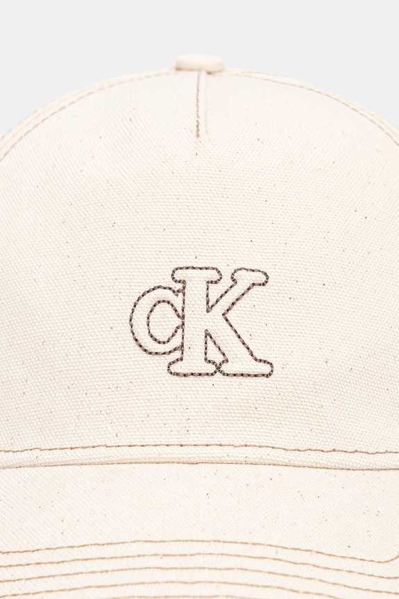 Calvin Klein czapka z daszkiem bawełniana LV04F5061G beżowy SS26