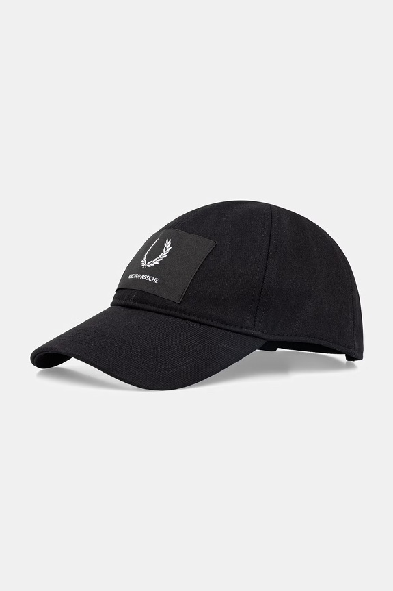Pamučna kapa sa šiltom Fred Perry natpis crna HW2310