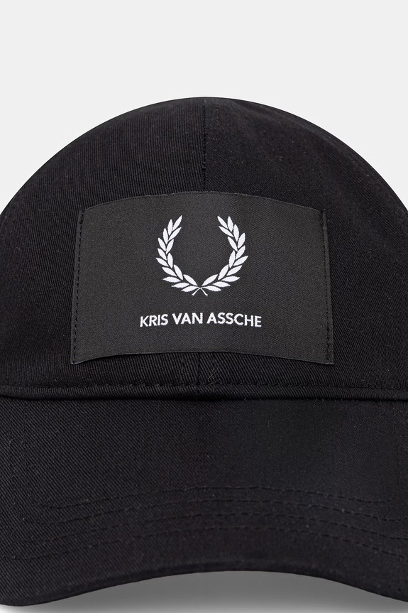 Pamučna kapa sa šiltom Fred Perry HW2310 crna SS26