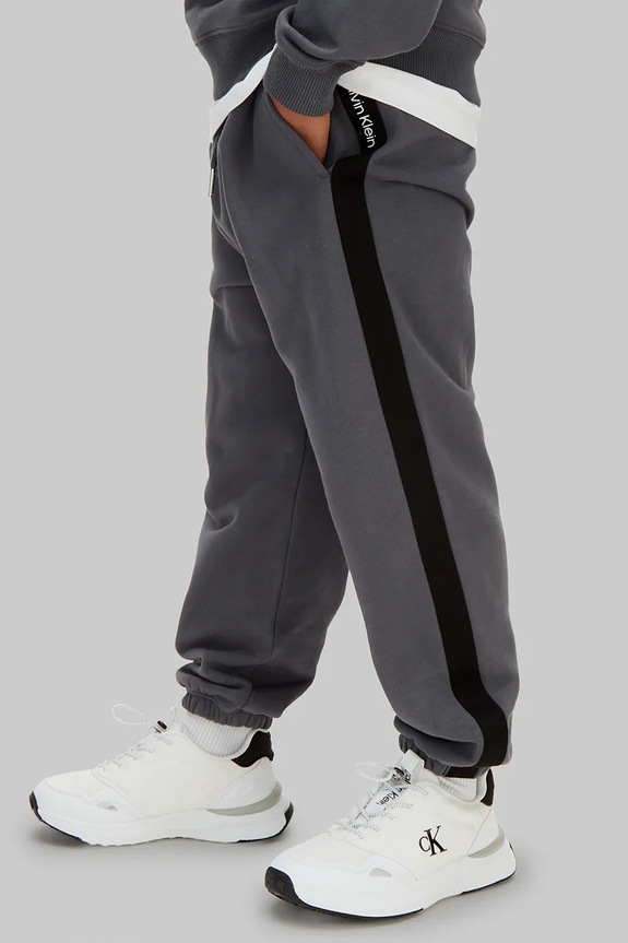 Otroška bombažna trenirka Calvin Klein Jeans IB0IB02621.128.176.PPY2 siva SS26