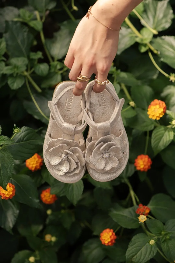 Donsje sandały skórzane dziecięce Iles Fields Sandals Shimmer Buttercup beżowy 2025107