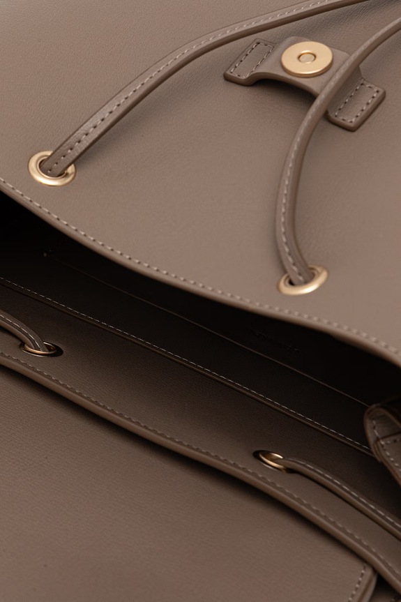 Calvin Klein plecak miejski damski z imitacji skóry LV04F3505G beżowy