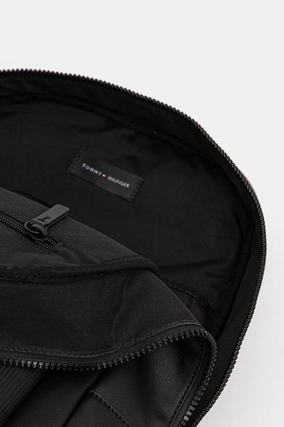 Nahrbtnik Tommy Hilfiger črna AM0AM13984