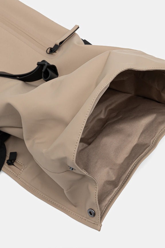 Ruksak Rains 14590 Rolltop Rucksack Large W3 14590.133 béžová
