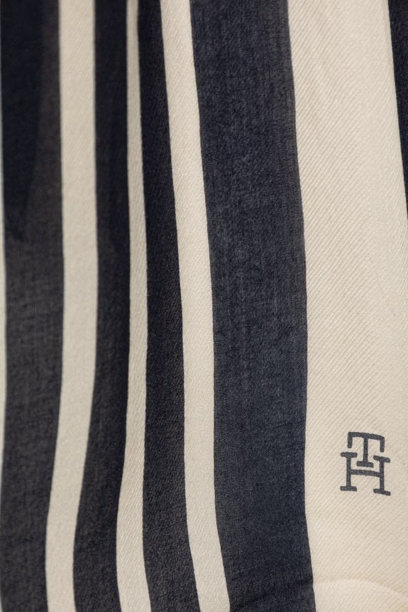 Tommy Hilfiger šal za žene AW0AW18326 mornarsko plava SS26