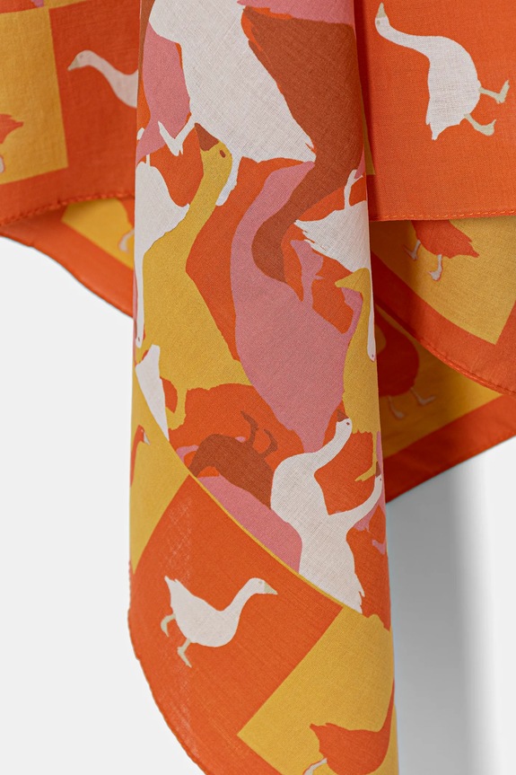 Bavlnený šál Moschino M5872.50207 oranžová SS26