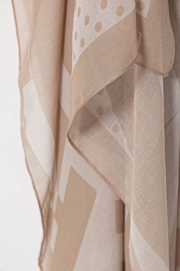 Akcesoria Karl Lagerfeld chusta damska z dodatkiem jedwabiu K/CIRCLE B2W33041 beżowy