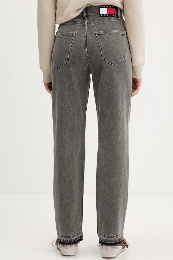 Oblečenie Rifle Tommy Jeans DW0DW22449 sivá
