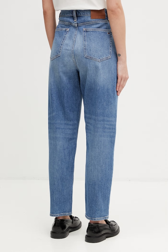 Odzież Tommy Jeans jeansy mom fit damskie DW0DW22994 niebieski