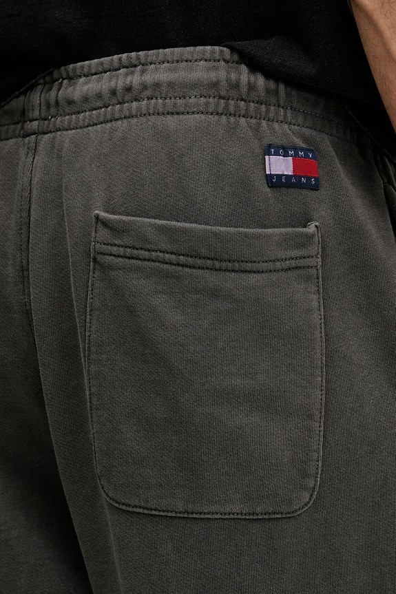Bavlnené tepláky Tommy Jeans sivá DM0DM22360