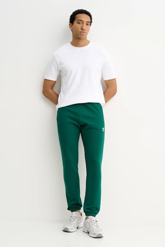 Bombažen spodnji del trenirke adidas Originals KD1308 zelena SS26