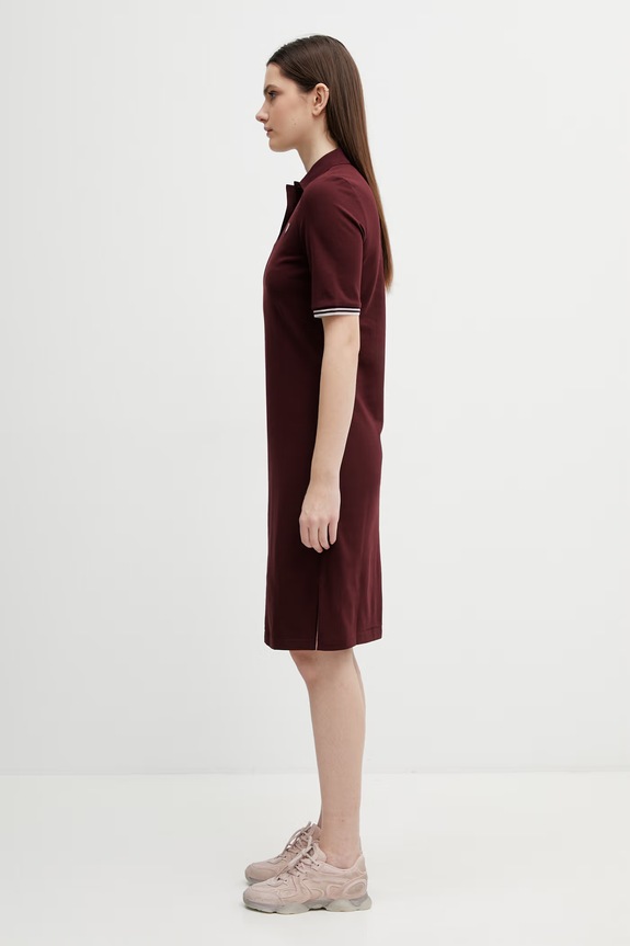 Fred Perry rochie din bumbac D2179 burgundia SS26