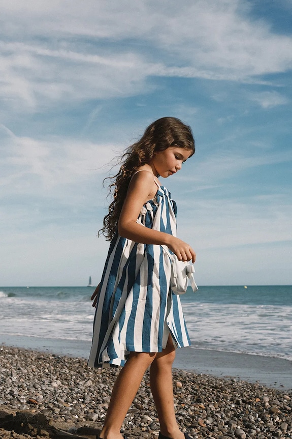 Detské šaty s prímesou ľanu Tinycottons LIGHT NAVY STRIPES DRESS látka modrá SS26.225