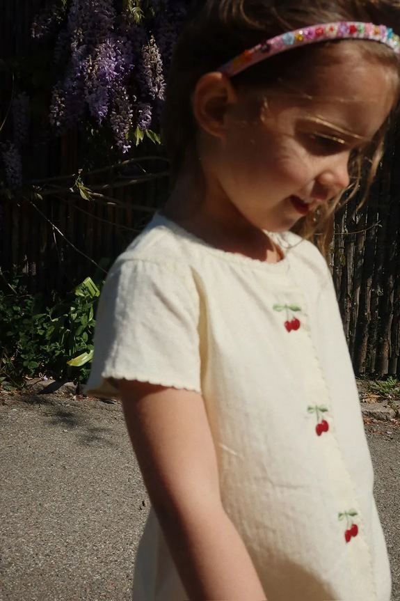 Dievčenské bavlnené šaty Konges Sløjd EVIA CHERRY DRESS GOTS KS104794.PPY2 béžová