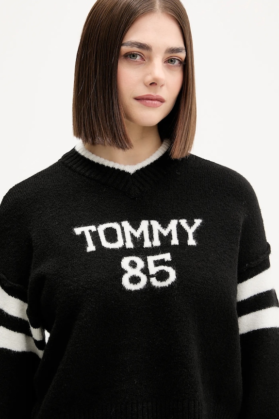 Sveter s prímesou vlny Tommy Jeans čierna DW0DW22033