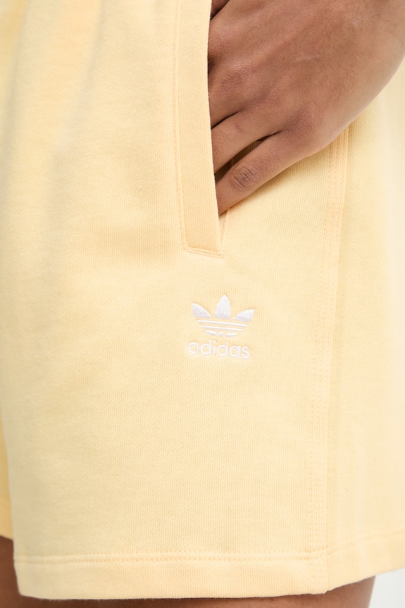 Βαμβακερό σορτσάκι adidas Originals κίτρινο KC9153
