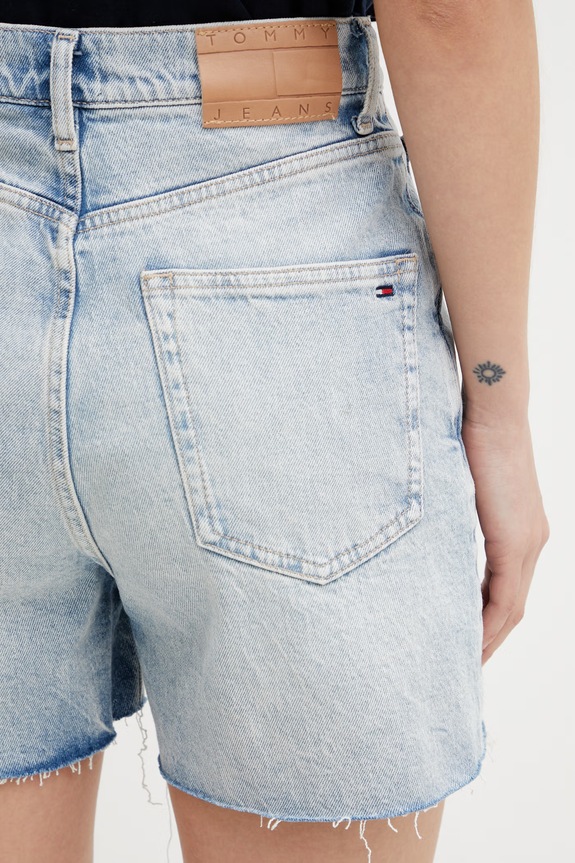 Tommy Jeans šortky dámske rifľové modrá DW0DW22694
