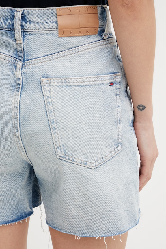 Tommy Jeans šortky dámske rifľové modrá DW0DW22694