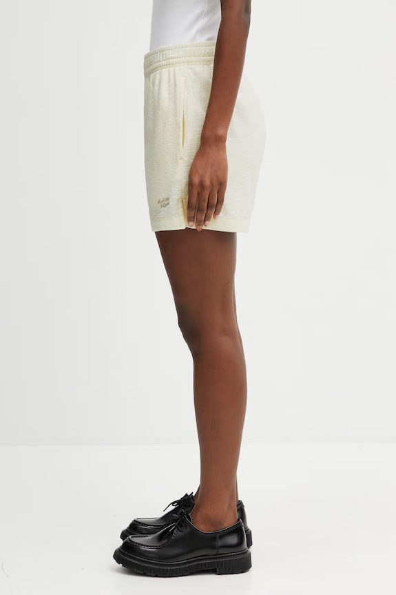 Maison Kitsuné teplákové šortky bavlněné dámské QW01400KA0035 béžová SS26