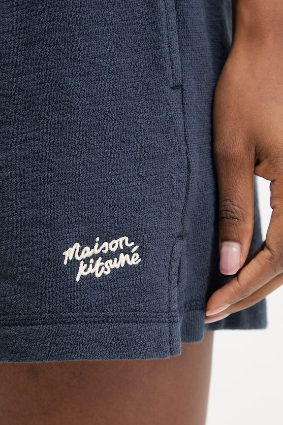 Maison Kitsuné Teplákové šortky bavlněné dámské námořnická modř QW01400KA0035