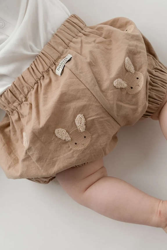 Dětské bavlněné šortky Donsje Carson Bloomers Fluffy Bunnies nášivka béžová 3029808
