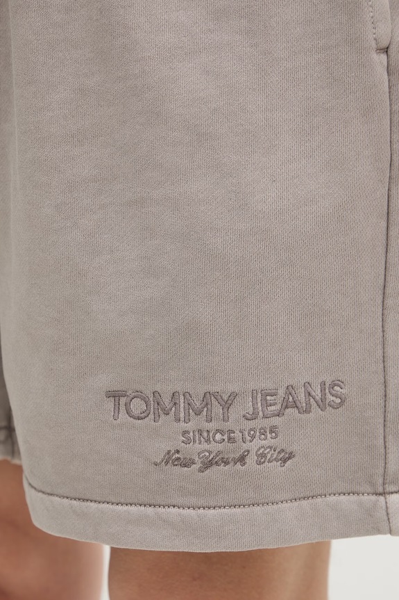 Tommy Jeans teplákové šortky pánske bavlnené DM0DM22696 hnedá