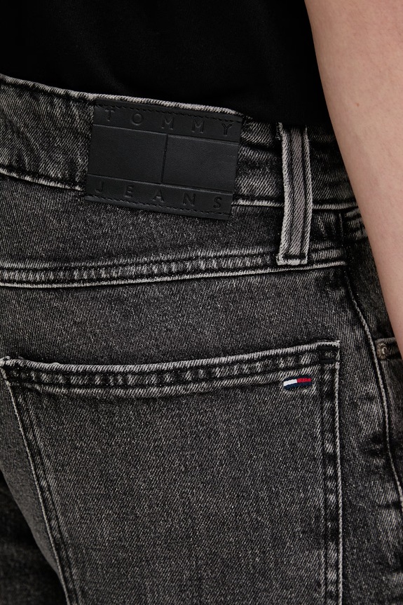 Tommy Jeans šortky pánske s bavlnou sivá DM0DM22976