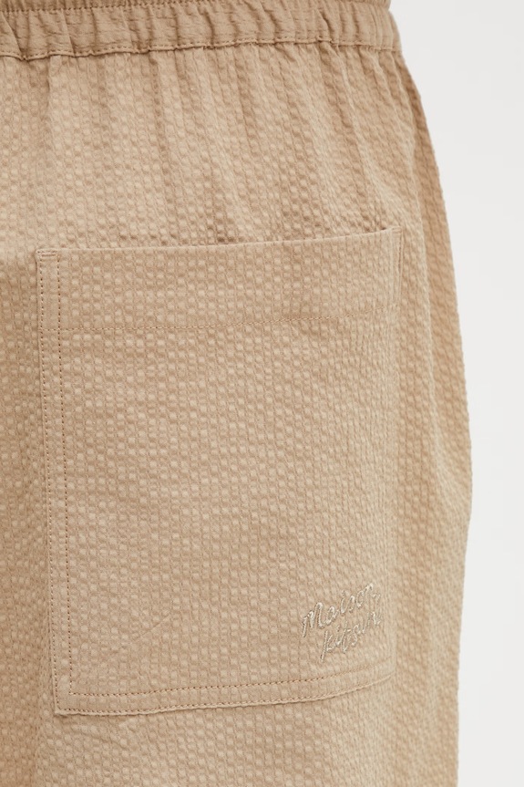Maison Kitsuné къс панталон от памук с еластан мъжки бежов QM01401WC5082